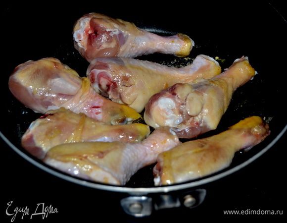 Затем добавить куриные ножки и обжаривать 3 мин.сторона. Переложить на блюдо.