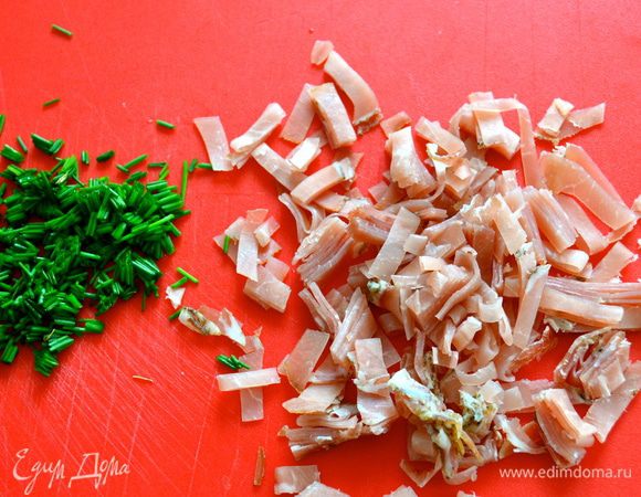 Некрупными полосками нарезать корейку (шпик). Перышки зеленого лука  порубить, или нарезать ножницами.  