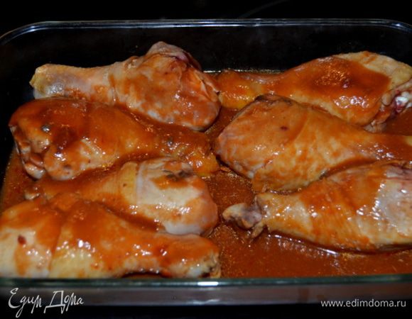 Стакан воды перемешаем с томатной пастой и тмином в жаропрочном блюде. Куриные ножки переложим в это  блюдо.