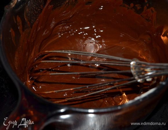 В кастрюле с тяжелым дном растопить шоколад и сливочное масло. Дать слегка остыть.