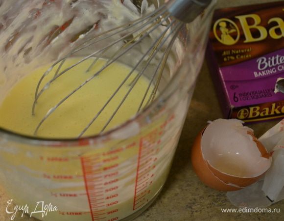 Взбить яйца с сахаром, примерно 2 мин. Смешать муку, соль и разрыхлитель.
Смешать шоколадную смесь с ванилином.