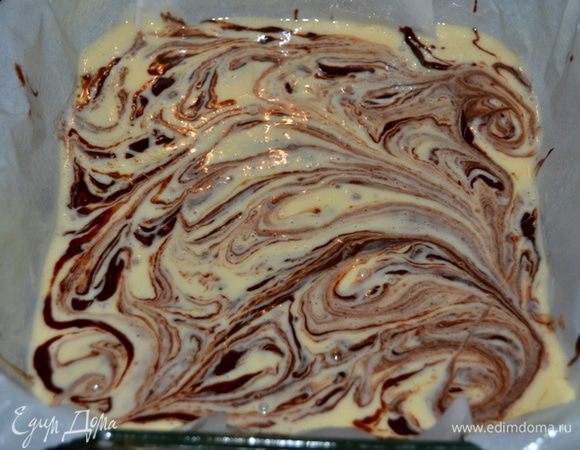 Все вместе перемешать. И вылить часть в приготовленную форму.
Затем приготовленный сливочный сыр. Затем вновь тесто. И развести ножом красиво круги. Поставить в духовку и выпекать 30 мин. Проверяем центр зубочисткой.