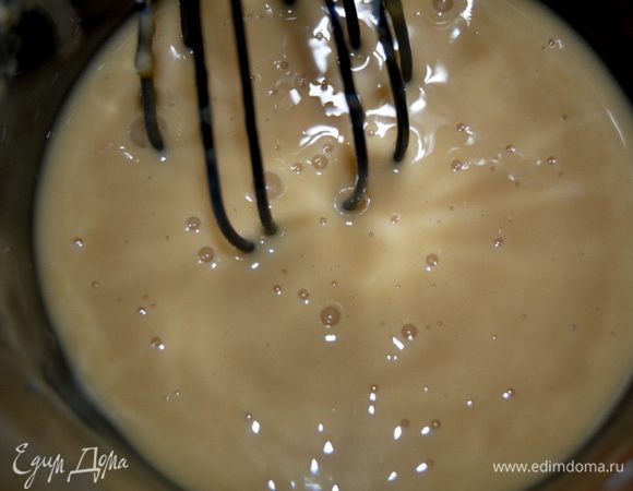 Пока готовится брауни приготовим глазурь.
Смешаем сахарную пудру с ликером и молоком. Глазурь можно сократить в кол-ве по желанию.