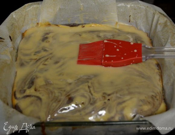 Достанем брауни из духовки и, пока он теплый, покроем его кисточкой приготовленной глазурью. Дать постоять 15 мин. и разрезать на квадраты.