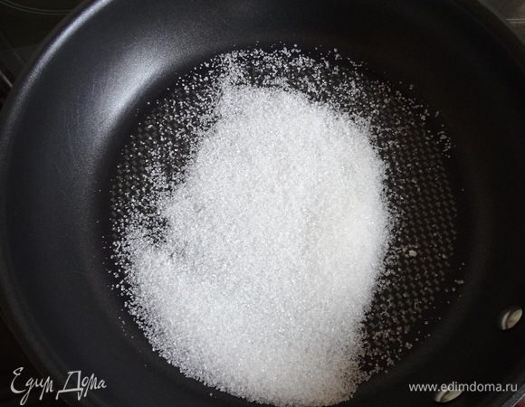 В разогретую сковородку всыпать 2 ст. л. сахара и слегка подогреть его.