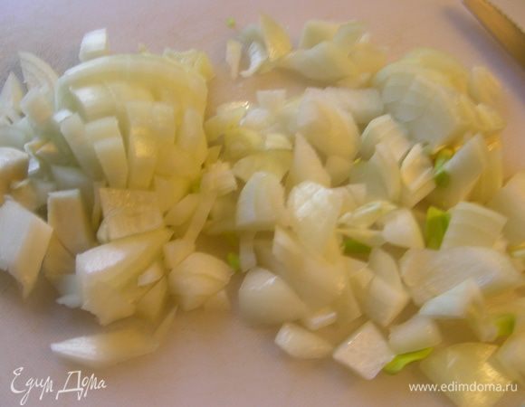 Лук режем кубиками.
