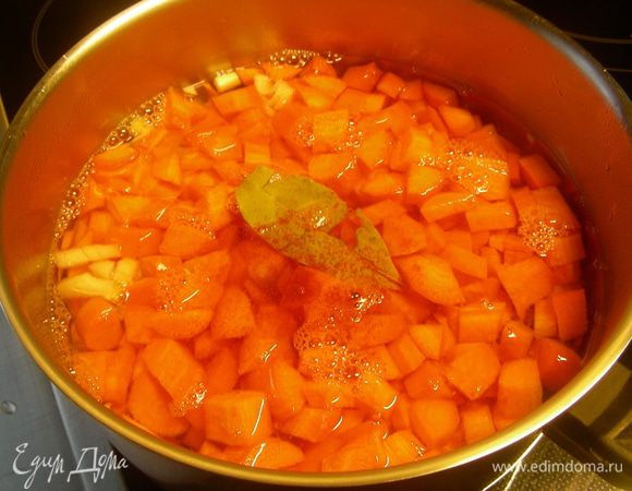 Выкладываем овощи в кастрюлю, добавляем чили/паприку и лавровый лист. Вливаем бульон и готовим до мягкости овощей минут 30.
