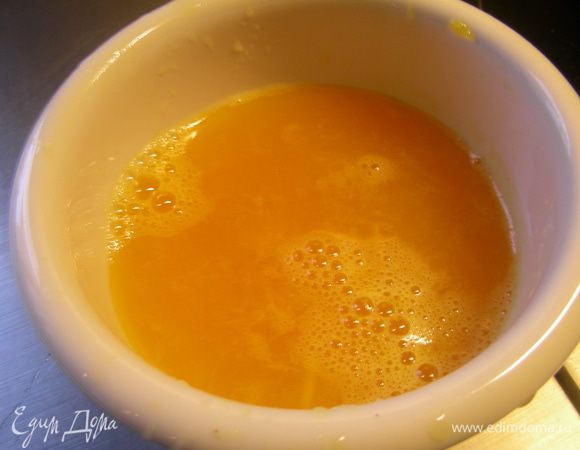 Из 2 апельсинов выжимаем сок.
