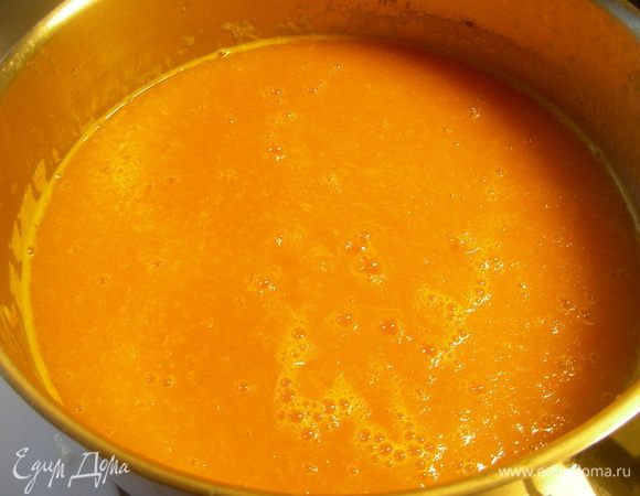 Добавляем в суп апельсиновый сок, мед, сoлим, перчим по вкусу и доводим его до кипения.
