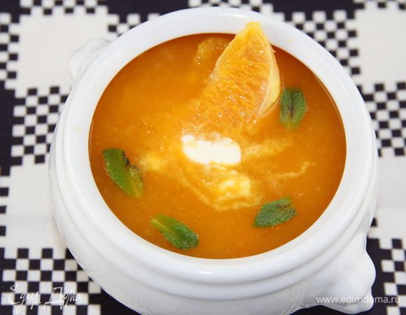 Сливки слегка взбиваем (сметану не надо). Разливаем суп потарелкам, оформляем сливками/сметаной, апельсиновыми дольками и мятой. Приятного аппетита))