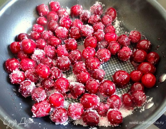 Добавить замороженные ягоды (не размораживать заранее!) и готовить на сильном огне 2-3 мин. Налить 1 ст.л. бренди, довести до кипения и убрать с огня. Охладить.