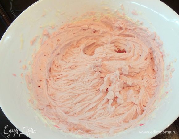 Сыр маскарпоне взбить с сахаром. Добавить сливки и хорошо взбить. Добавить вишневый сироп. Взбить до получения однородной массы. Получился красивый нежно-розовый крем.