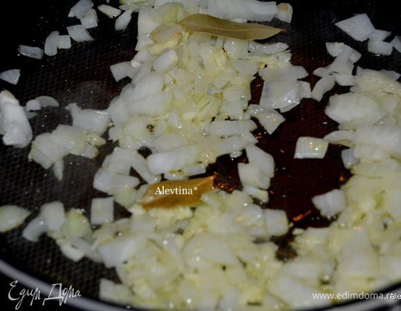 Разогреть духовку до 180 гр.
Обжарить на разогретой сковроде с маслом лук,чеснок и лавровый лист несколько минут.