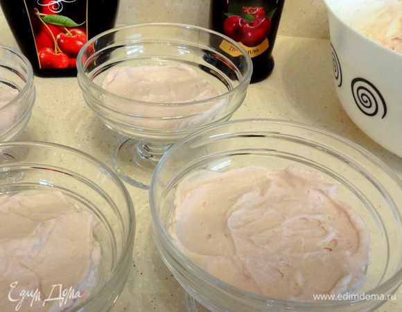 На дно креманки выложить небольшое количество крема.