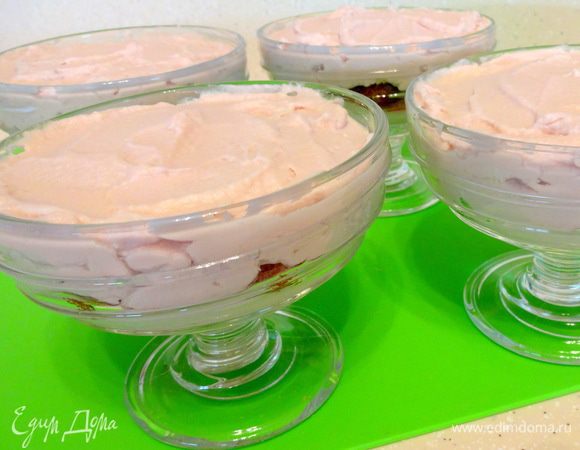 Сверху выложить оставшийся крем. Убрать креманки на 10-15 мин. в холодильник.