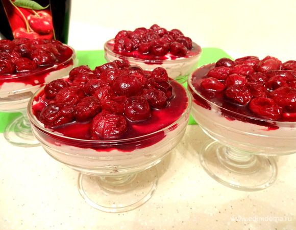 Затем выложить сверху ягоды. В сироп, оставшийся от ягод,  добавить желатин, полностью развести его, залить ягоды и снова охладить.