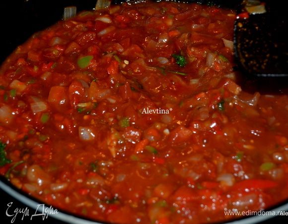 Добавить красный перец, готовить до мягкости. Затем свежие помидоры, петрушку, кетчуп, вустерский  соус, соль и перец по вкусу . Тушить примерно 5 мин. Перемешивать. Снять с огня. Томатный релиш готов. Выход примерно 4 стакана.