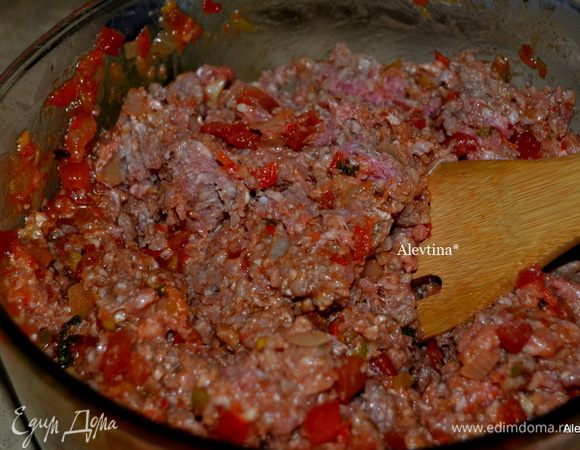 Хлеб порвать на кусочки полить молоком и дать постоять.
Добавить в перемешаный фарш томатный релиш примерно 1 стакан. Добавить яйца и тмин, затем  хлеб  с молоком в фарш и перемешать.