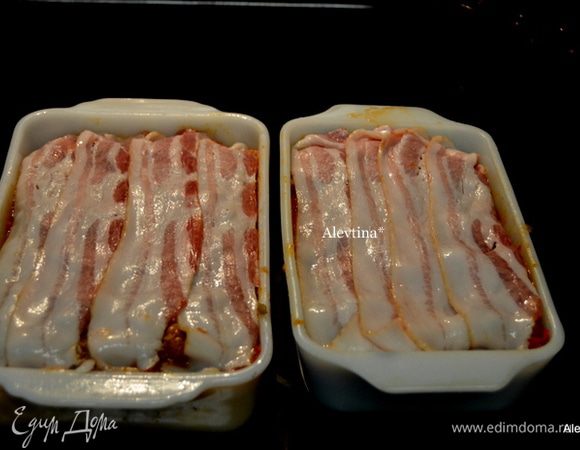 Если делаете на противне слегка смажьте оливковым или растительным маслом.Я делаю в двух формах хлебных.
Выложим фарш, затем томатный релиш стакан и сверху опять фарш. Разровняем и выложим полоски бекона.