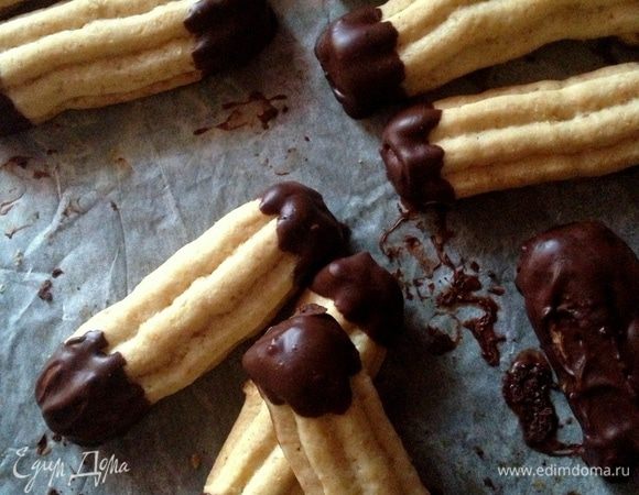 Растопите шоколад с маслом. Чуть остудите. И обмакните печенье с двух сторон. И оставьте на противне до застывания шоколада.