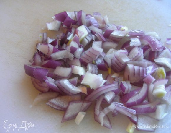 Лук мелко режем.
