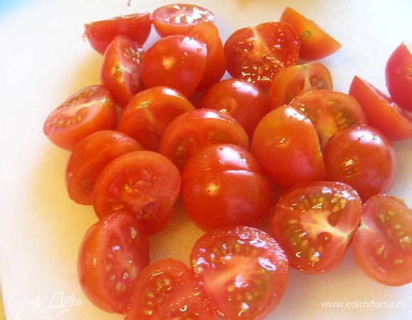 Помидорчики черри можно оставить целыми, а я решила их разрезать напополам.
