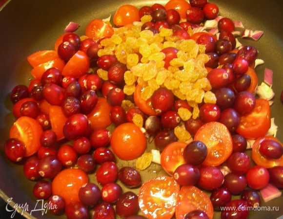 В сотейник выкладываем клюкву, лук, черри, изюм, соль по вкусу. Вливаем 50 мл воды. На небольшом огне нагреваем содержимое минут 15, постоянно помешивая. Клюква начнет лопаться и выделять сок.

