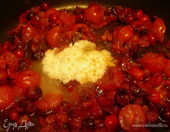Добавляем сахар, специи и уксус. Оставляем его томиться на небольшом огне, периодически помешивая, чтобы не пригорел. При необходимости можно добавить немножко воды. Увариваем соус до желаемой густоты. Помидоры и клюква должны развариться. Я его готовила минут 20.

