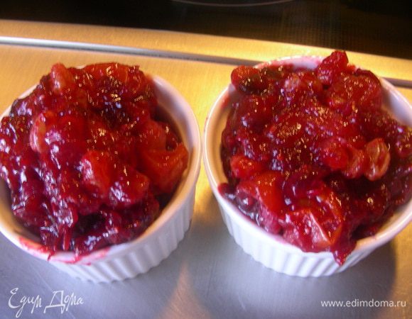 Остужаем чатни. А можно его горячим закрыть в стерилизованные банки. 
