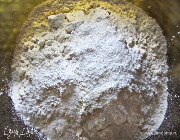 В отдельной миске смешать муку, половину кокосовой стружки, разрыхлитель и соль. Затем соединить с яичной массой.