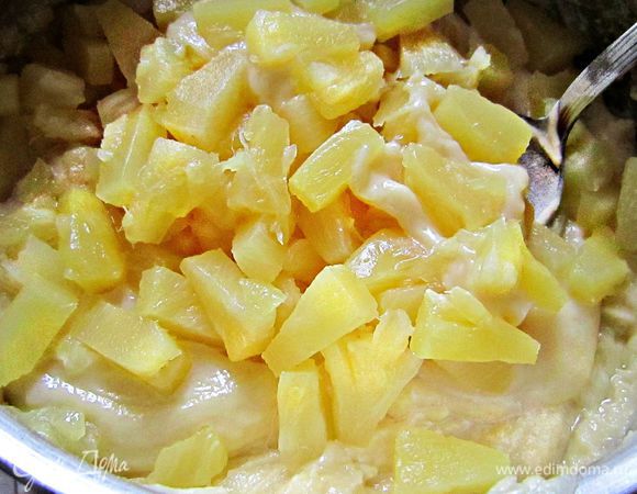 Добавить  нарезанный ананас и перемешать.