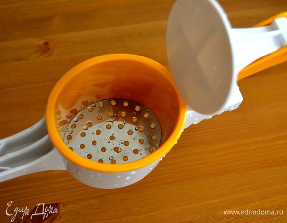 Займемся клецками. Для изготовления этих клецок (spätzle) нам понадобится такой кухонный пресс с дырочками... Им, в частности, пользуются для раздавливания вареного картофеля, или приготовления passatelli - свежего вида пасты, приготовленного из хлебных крошек, тертого сыра и яиц... Или для вот таких вот клецок )) Если у Вас нет такого пресса, возьмите дуршлаг... Выкладывайте понемногу теста в него и придавливайте лопаткой или большой ложкой таким образом, чтобы тесто выходило через дырочки...   