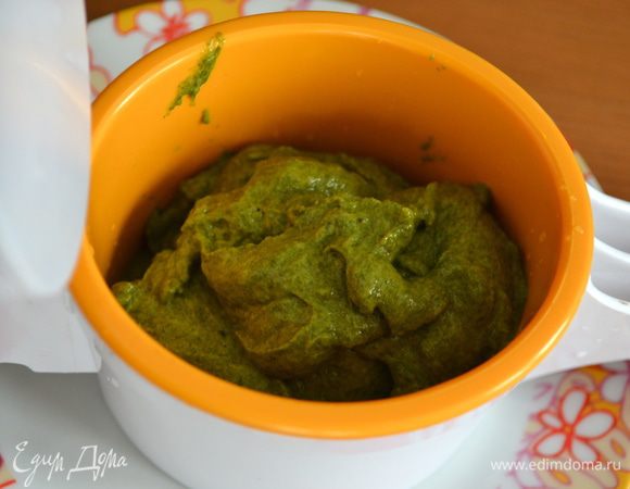 Итак, кладем немного теста (приблизительно 1/3) в пресс. 