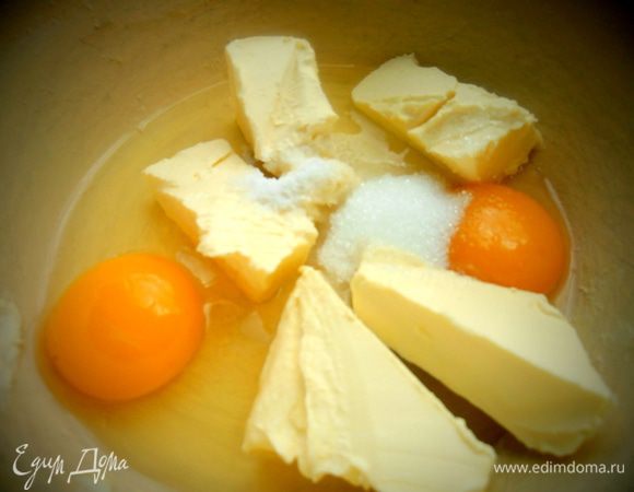 Добавьте соль и сахар.