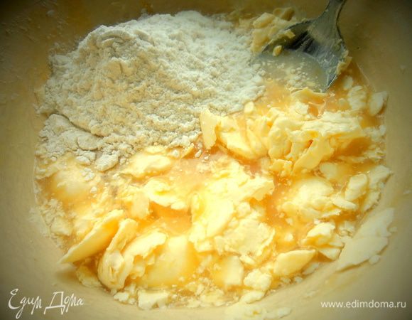 Подлейте жидкость (у меня вода и 2 ст. л. сухого молока) и, подсыпая муку, начинайте замешивать тесто.