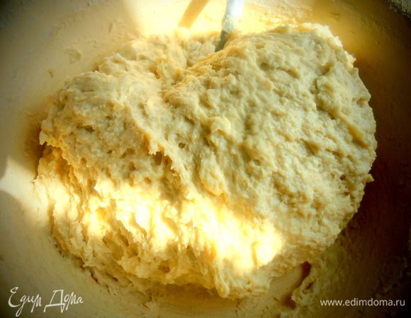 Тщательно вымешанное тесто накройте салфеткой и переходите к начинке.