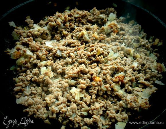 Обжарьте фарш (любой) с луком и приправами или просто с солью. У меня было 600 г свиного фарша и немного осталось лишнего. Взбейте яйца с молоком и солью.