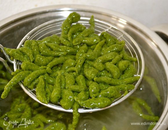 Как только клецки всплывут - они готовы. Достаем их из воды шумовкой, позволяем стечь воде....   