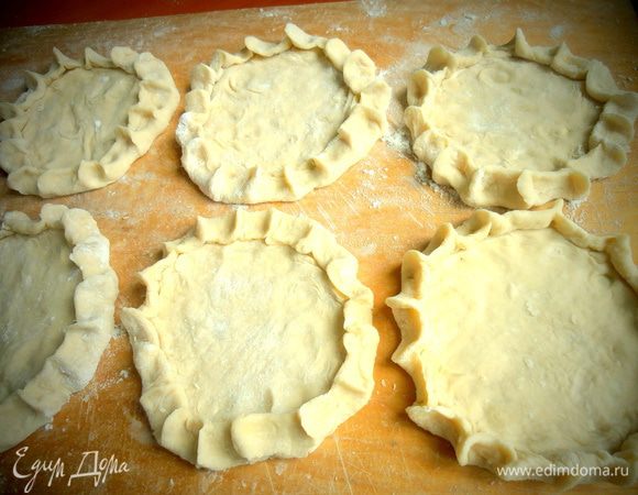 Защипните края, делая «барьер» для начинки.