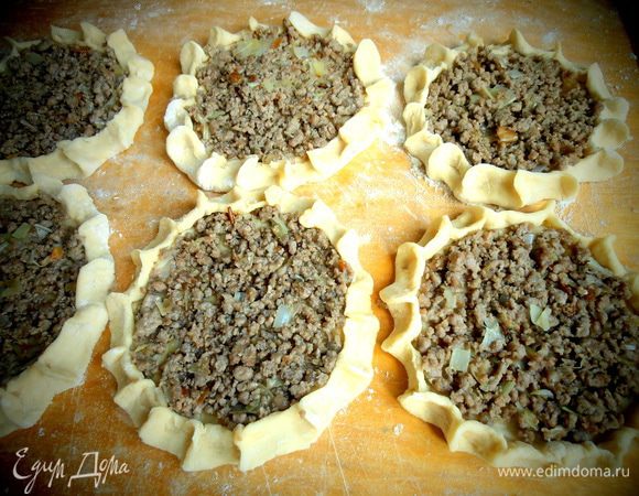 Выложите фарш (1 ст. л.) и разровняйте по всей «тарталетке».