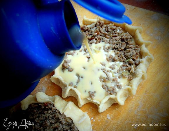 Залейте аккуратно омлетной смесью, которая сразу пропитает весь фарш. 