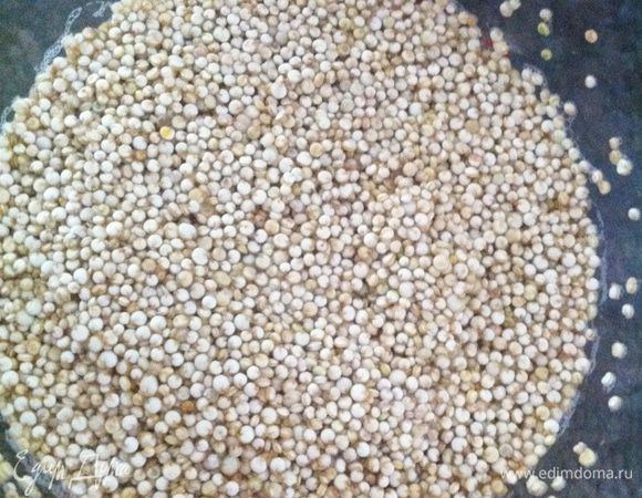 Залить 200 г киноа водой (буквально на время, пока трете картофель, если у вас киноа как и у меня очищенная, а значит уже практически без горечи). Или можете залить на более длительный промежуток времени и несколько раз слить воду, чтобы  точно убрать горечь.
