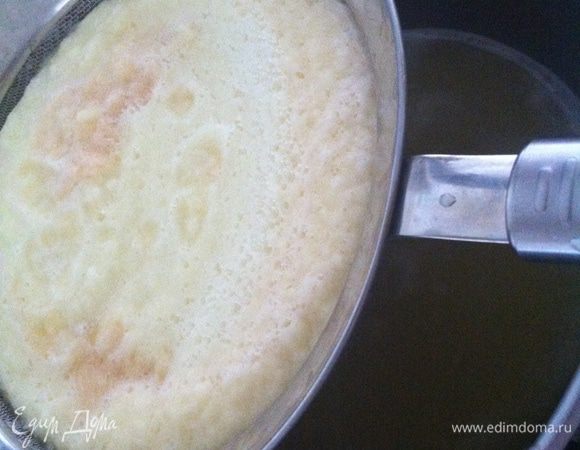 Натереть на мелкой терке картофель и луковицу, я дабы сохранить свой "свежий" маникюр, использовала успешно блендер для этих целей :) Затем массу выложить на мелкое сито. Дать лишней жидкости стечь. Выложить в массу киноа. Перемешать. Добавить муку, столько, сколько возмет картофель, чтоб не слишком жидко выкладывались "котлетки" при жарке, НО и не были слишком густыми (а то будут сухими).