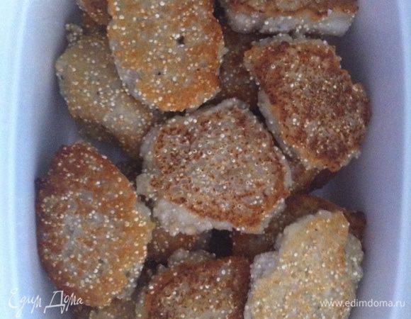 Выложить наши "золотистые колдуны" в утятницу. Добавить немного водички на дно. Накрыть крышкой и поставить в духовку при температуре 170 градусов примерно на 1 час. 