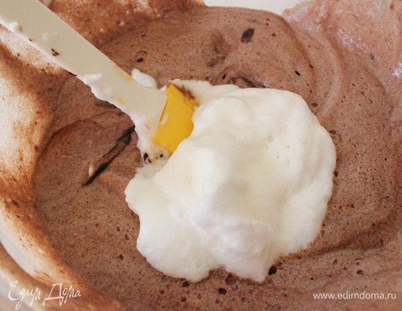 
Духовку разогреть до 180 С. Установить на миксер плоскую насадку. На средней скорости (у меня 4-6) начать взбивать масло с 30 г сахара и какао. Взбивать до кремообразного состояния.
Шоколад поломать на небольшие кусочки и растопить в микроволновке или на водяной бане. Остудить до 40 С.
Добавить желтки и взбить до однородности. Добавить яйцо.И затем растопленный шоколад. Взбивать до гладкой, шелковистой, однородной структуры.В чистой и сухой миске взбить белки до мягких пиков. Постепенно всыпая сахар, взбить до крепких пиков. С помощью спатулы подмешать 1/4 белков к шоколадной массе.
