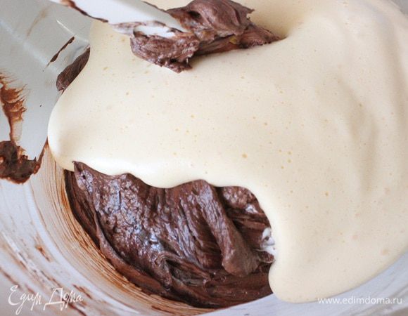 Шоколадный мусс:
Сливки взбить до средних пиков, накрыть и убрать в холодильник.
Яйца и желтки соединить в чаше миксера. На низкой скорости (у меня 2) взбивать несколько секунд.
Шоколад растопить в микроволновой печи или на водяной бане. Остудить до 45 С.
Сахар и воду соединить в сотейнике. Довести до кипения, помешивая. Затем варить, не мешая, до температуры 120 С, около 8-10 минут.
Когда сироп достигнет температуры примерно 110-115 С, продолжить взбивать яйца и желтки в миксере также на низкой скорости. Достигший 120 С сироп тонкой струйкой влить в чашу миксера, увеличивая скорость до высокой (у меня 8). Взбивать примерно 5 минут до светлой, пышной, плотной массы и до увеличения в объеме в 2-3 раза.