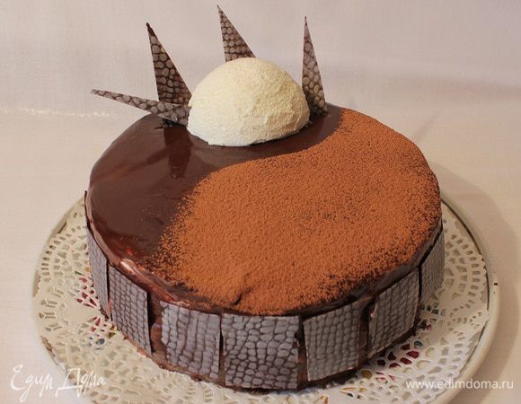 Утром вынула торт из холодильника,сняла рамку,выровняла торт горячим ножом. Залила зеркальной глазурью, присыпать какао порошком.
+шоколадные украшения.


