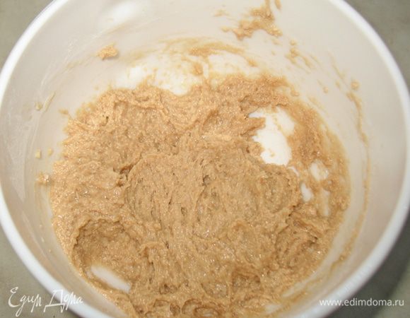 Итак приступим. Начнем с опары. Разводим дрожжи с 2-3 ст. ложками теплой воды, добавляем  2,5 – 3 ст.л. муки и 1 ст.л.– сахара. Размешиваем и ставим в теплое место подходить.