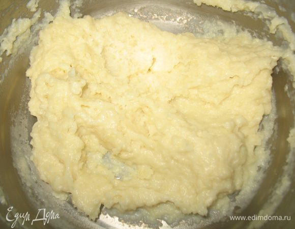 Пока дрожжи подходят готовим заварное тесто (мне почему то сказали что это опара или я тогда неправильно поняла). Кипятим 0,5 л. молока, и этим кипяшим молоком заливаем 150 г муки (мне тогда учили пригоршня муки). Быстро деревянной!!!!  ложкой растираем до клейкообразной массы. 