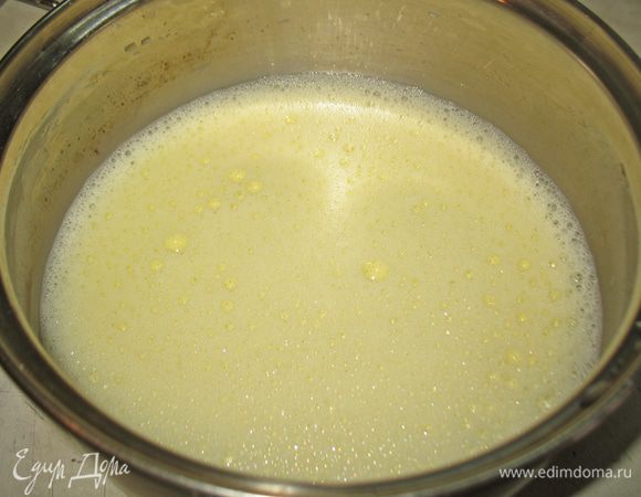 Растопим половину сахара в оставшимся молоке и дадим остыть. Вот на этом этапе я немного изменила. Заменила 200 гр. молока на смесь кефира  и растительного масла (150 гр. и 50 гр.). Эту смесь слегка прогреваю и добавляю с остывшее сладкое молоко. 